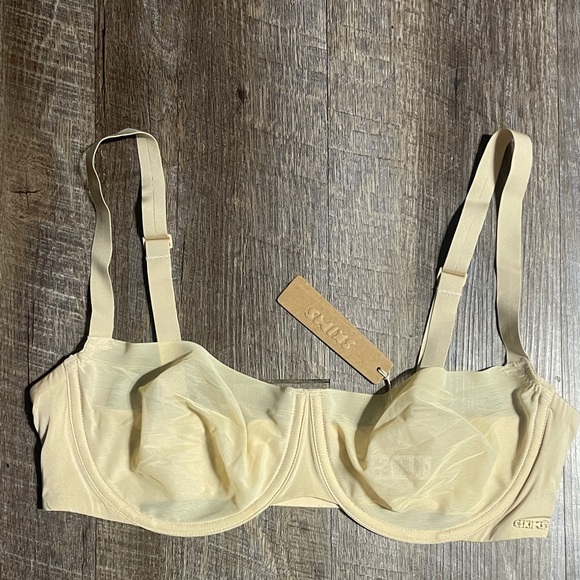 NWT SKIMS No Show Molded Unlined Balconette Bra In Sand - Picture 1 of 3